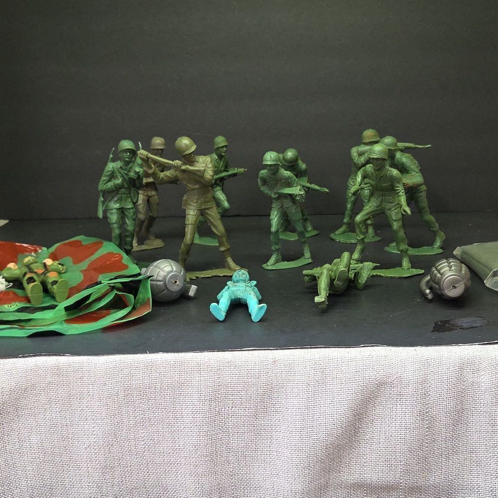 Lot of 10 Large Vintage Jumbo Army Men Green Plastic Soldiers 5" inch Figures
